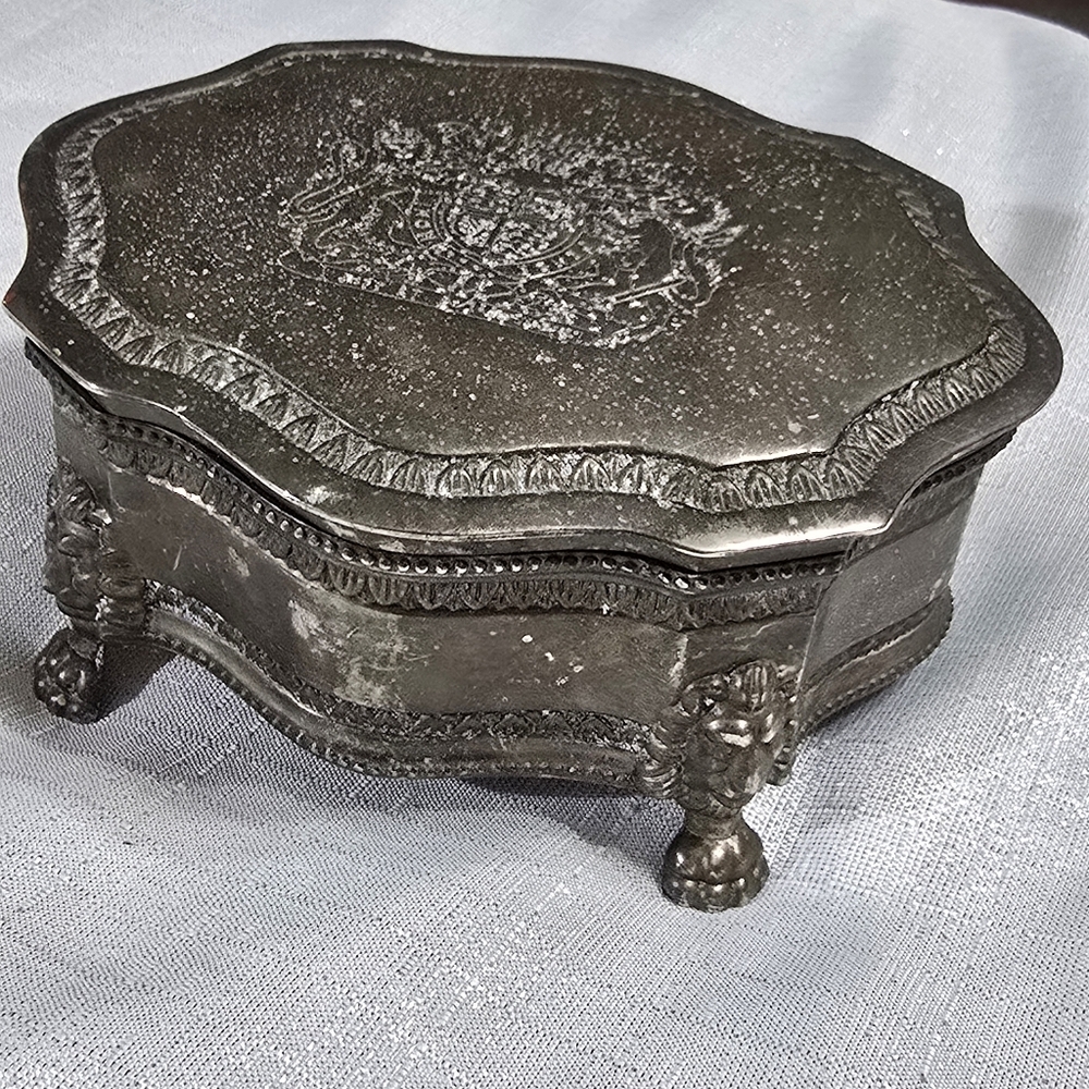 Vintage International Silver Co. Lion Crest Metal Trinket Hairpin Jewelry Box - Picture 3 of 11